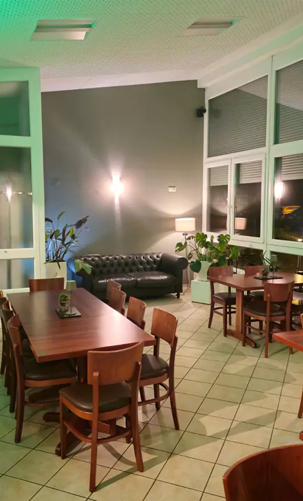 Tische und Stühle im Restaurant Komm & Bleib