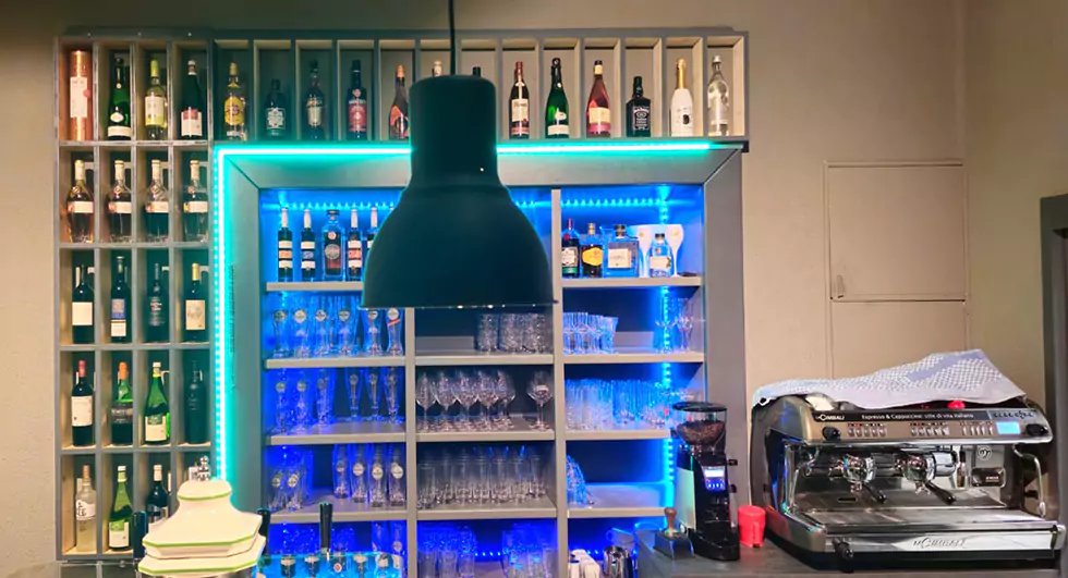 Blick auf die Bar mit verschiedenen Getränken im Restaurant Komm & Bleib