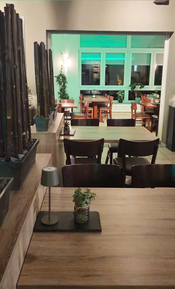 Tische und Stühle im Restaurant Komm & Bleib