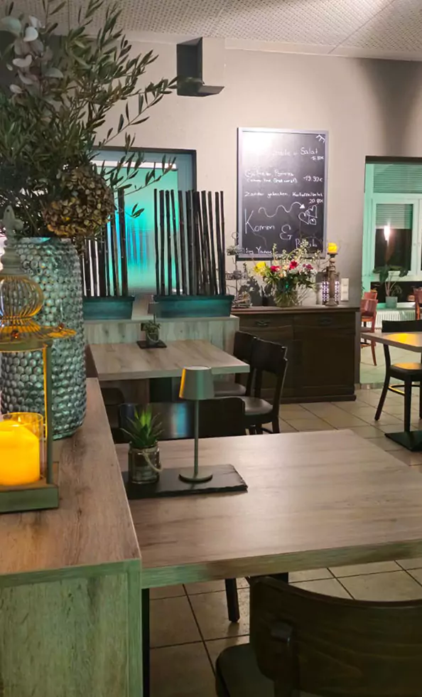 Tische und Stühle im Restaurant Komm & Bleib