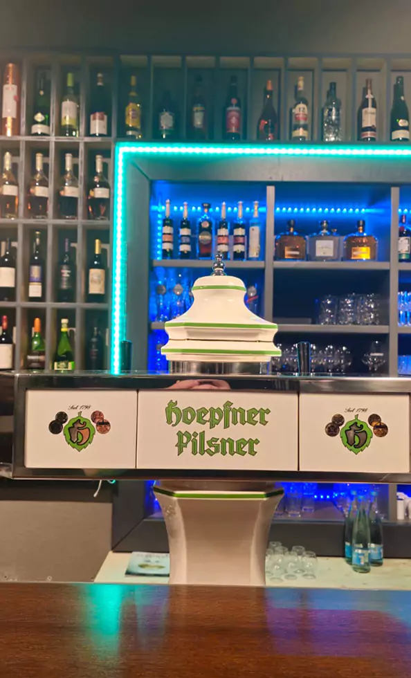 Blick auf die Bar mit verschiedenen Getränken im Restaurant Komm & Bleib