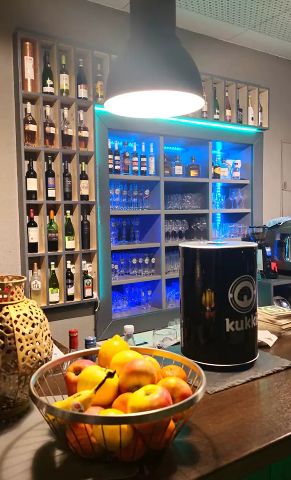 Blick auf die Bar mit verschiedenen Getränken im Restaurant Komm & Bleibib