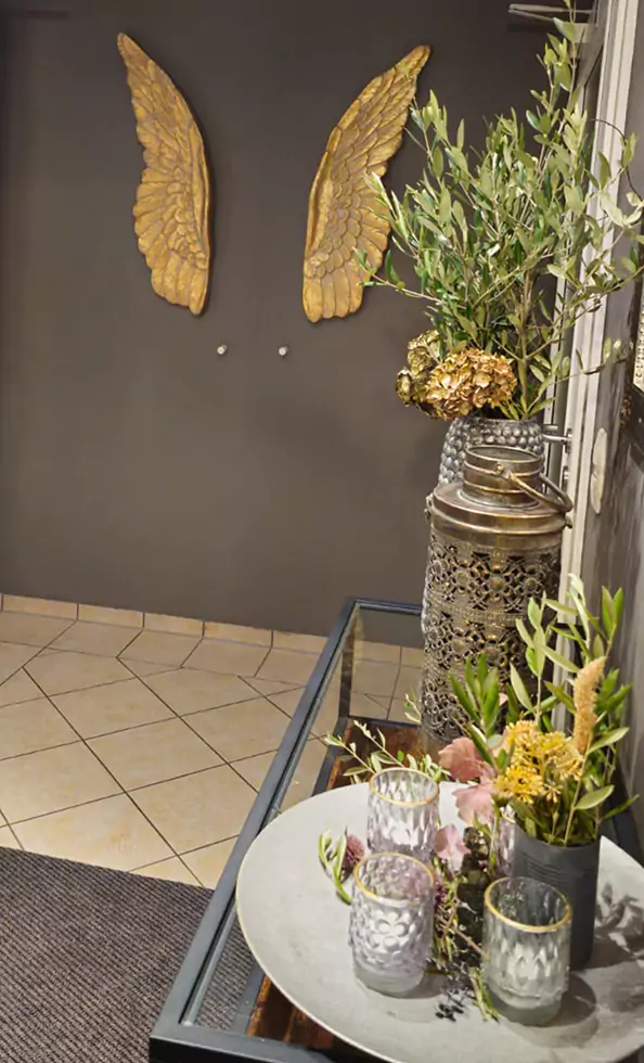 Dekorationen: Vasen mit Trockenblumen, 2 goldene Engelsflügel