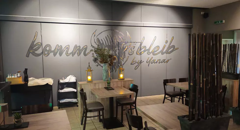 Restaurant von innen, Eingangsbereich mit Logo im Komm & Bleib