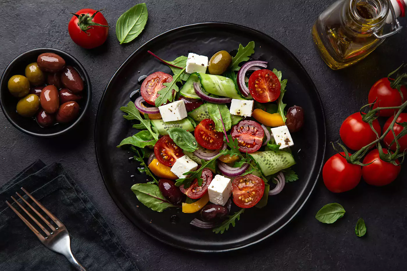 Griechischer Salat mit Schafskäse und frischen Tomaten