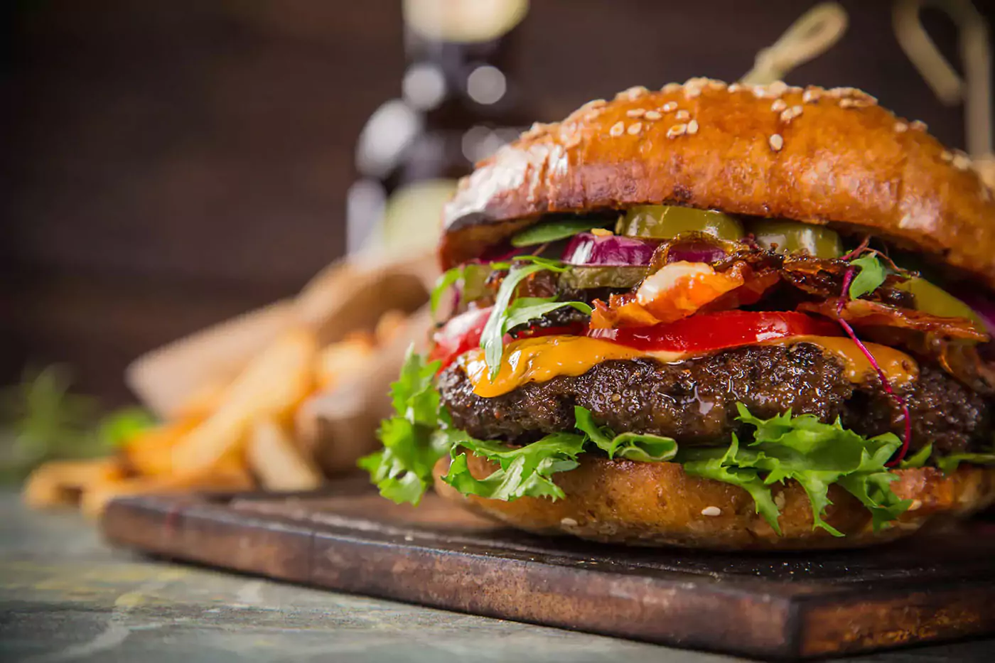Hausgemachter Hamburger mit Käse und Käse auf Holzbrett