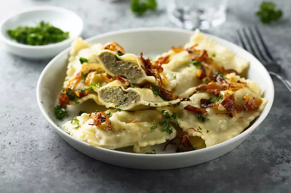 frische Maultaschen mit Kräutern und Röstzwiebeln