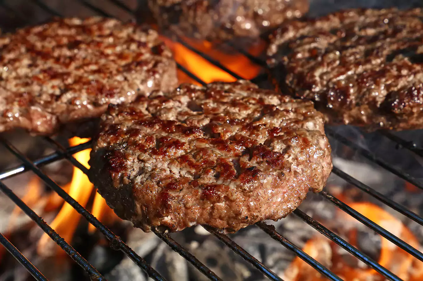 saftige Rindfleischburger Patties auf dem Kohlerill