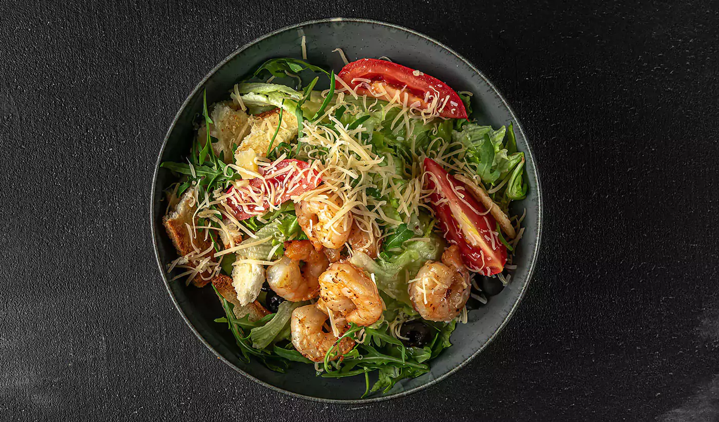 Salat mit riesen Garnelen und Parmesan