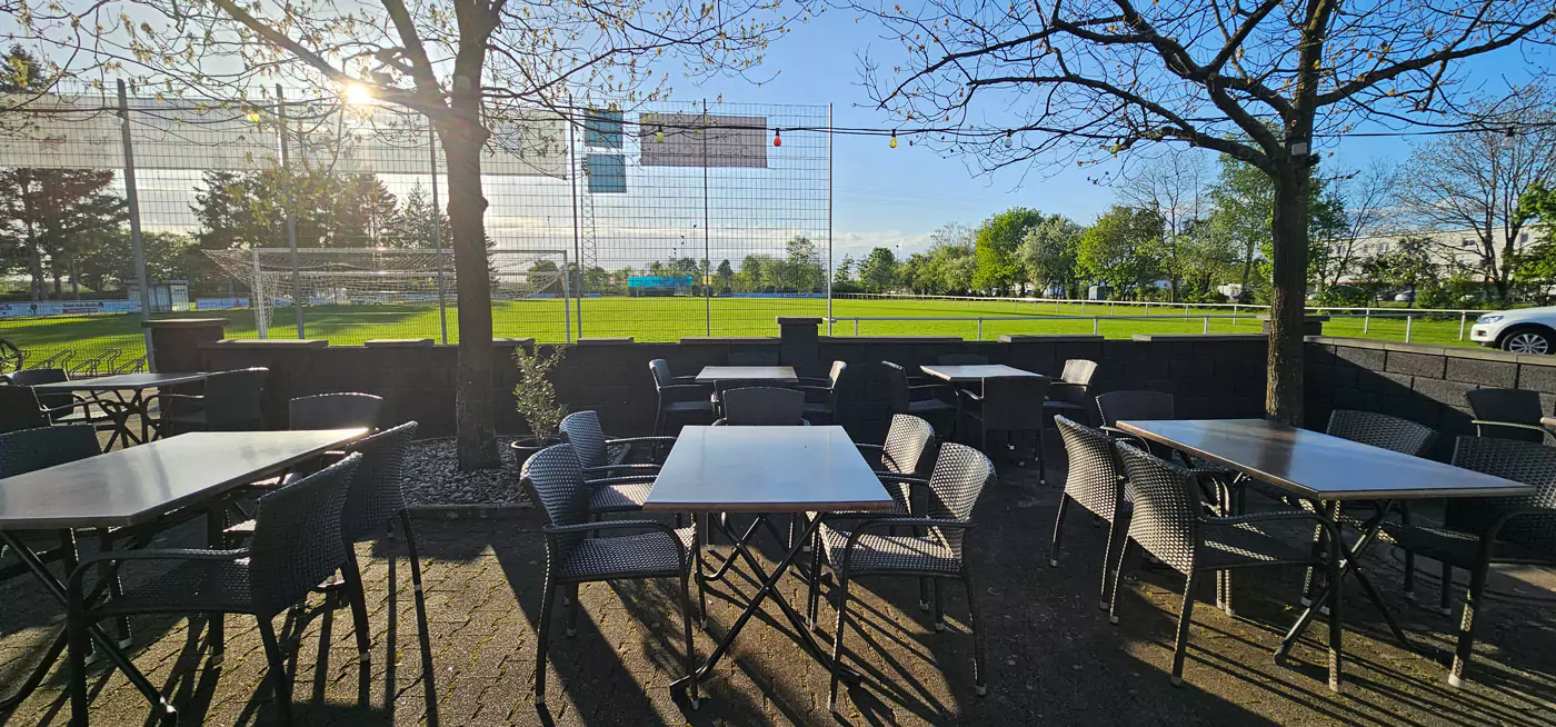 Außenbereich Restaurant mit Blick auf den Sportplatz