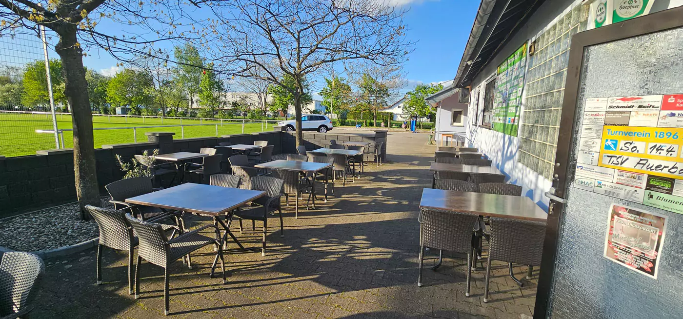 Außenbereich Restaurant mit Blick auf den Sportplatz