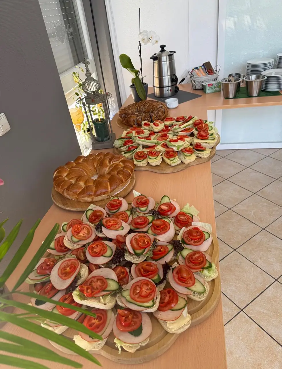 Mit Wurst und Käse belegte Brötchen