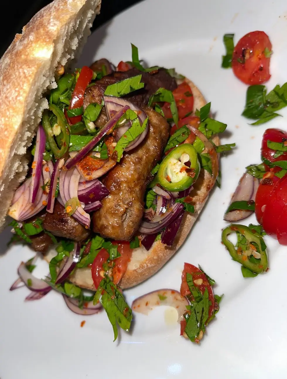 Burger mit Zwiebeln und Jalapeños